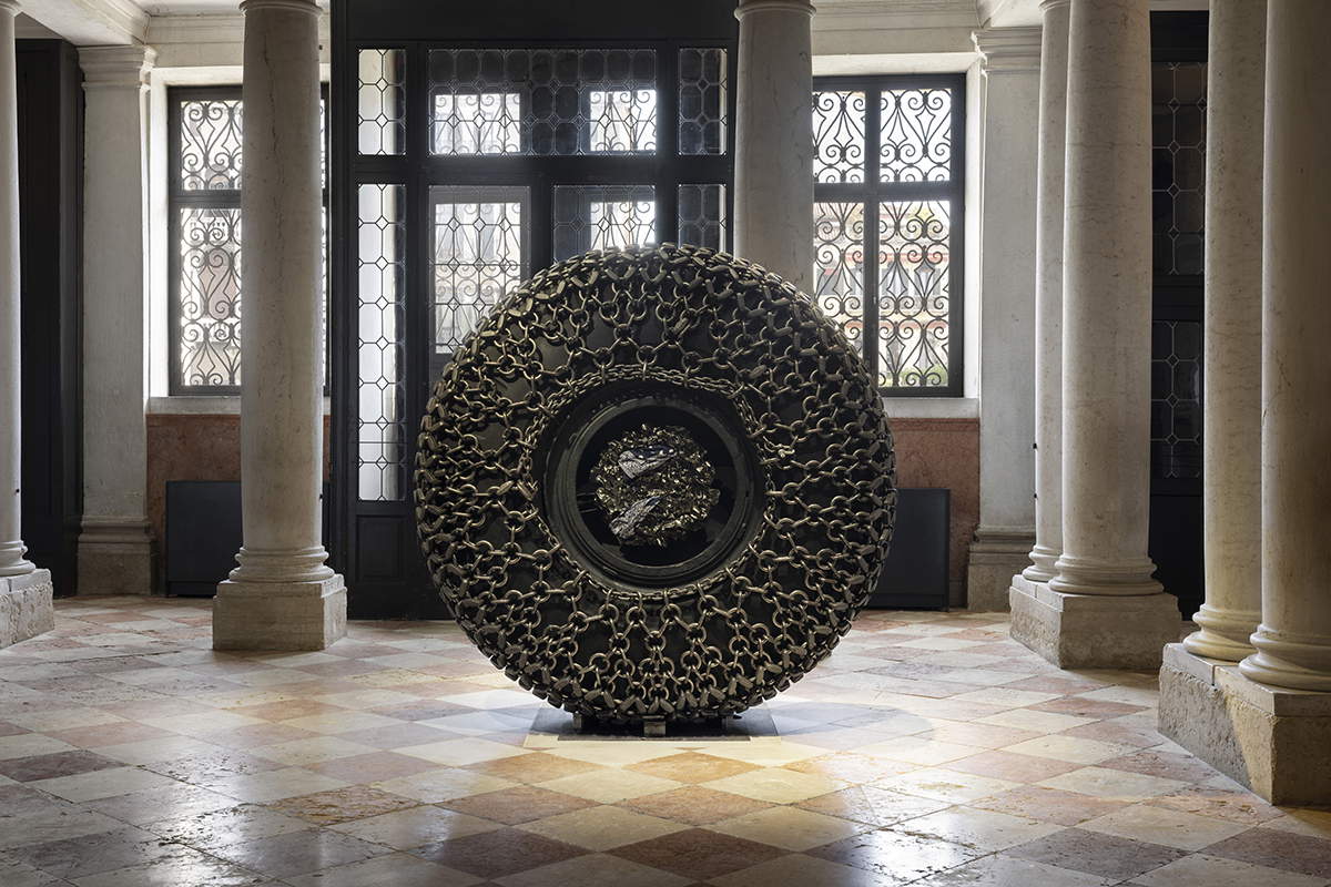 Arthur Jafa, Big Wheel II (2018 ; chaînes, jante, enjoliveur, pneu, hauteur 231,1 cm)