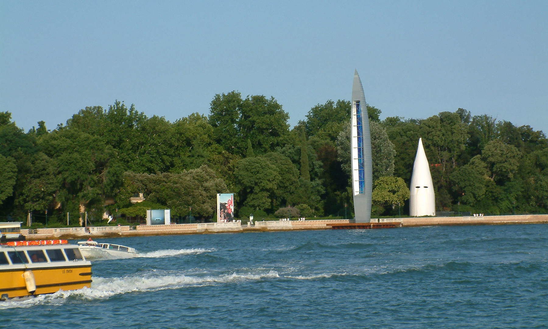 La escultura «Mare Verticale», de Fabrizio Plessi, a la entrada de los Jardines, Bienal de Venecia 2005. Foto: Maria Schnitzmeier