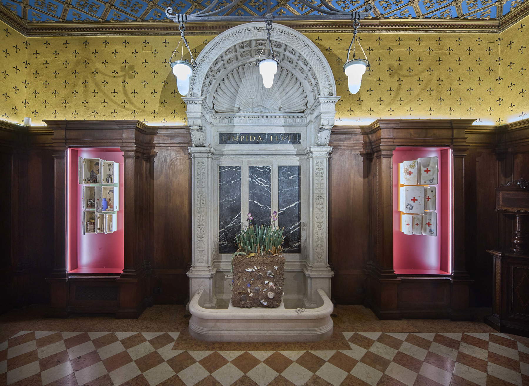 Ausstellungsgestaltung der Ausstellung „Bertozzi &amp; Casoni. Ewige und zerbrechliche Präsenz“. Foto: Carlo Casella