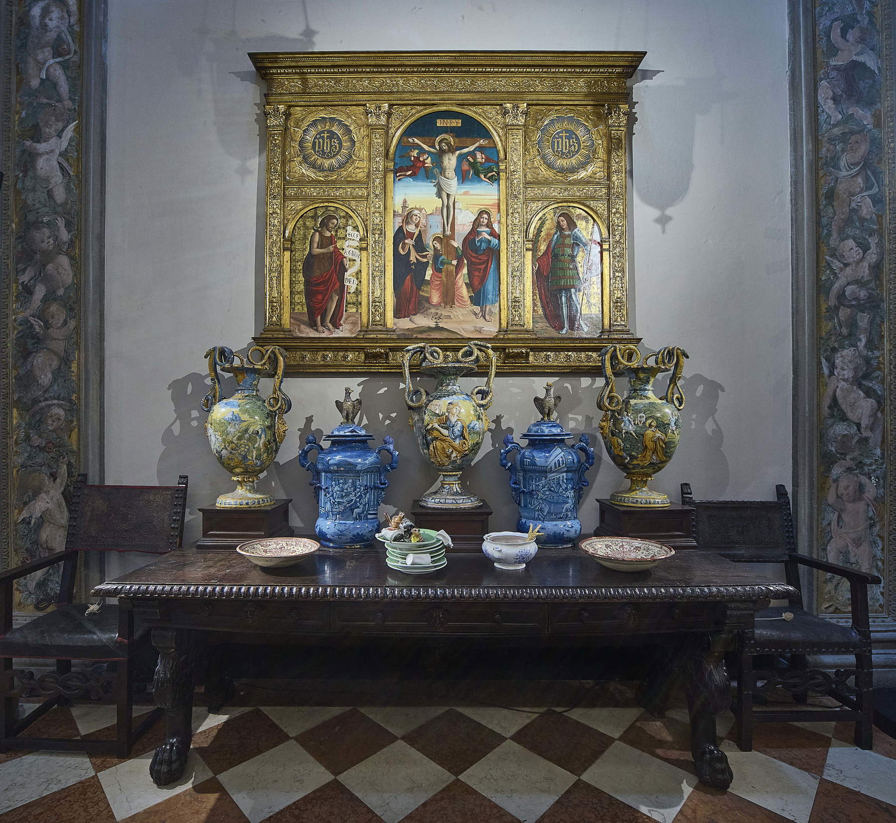 Ausstellungsgestaltung der Ausstellung „Bertozzi &amp; Casoni. Ewige und zerbrechliche Präsenz“. Foto: Carlo Casella