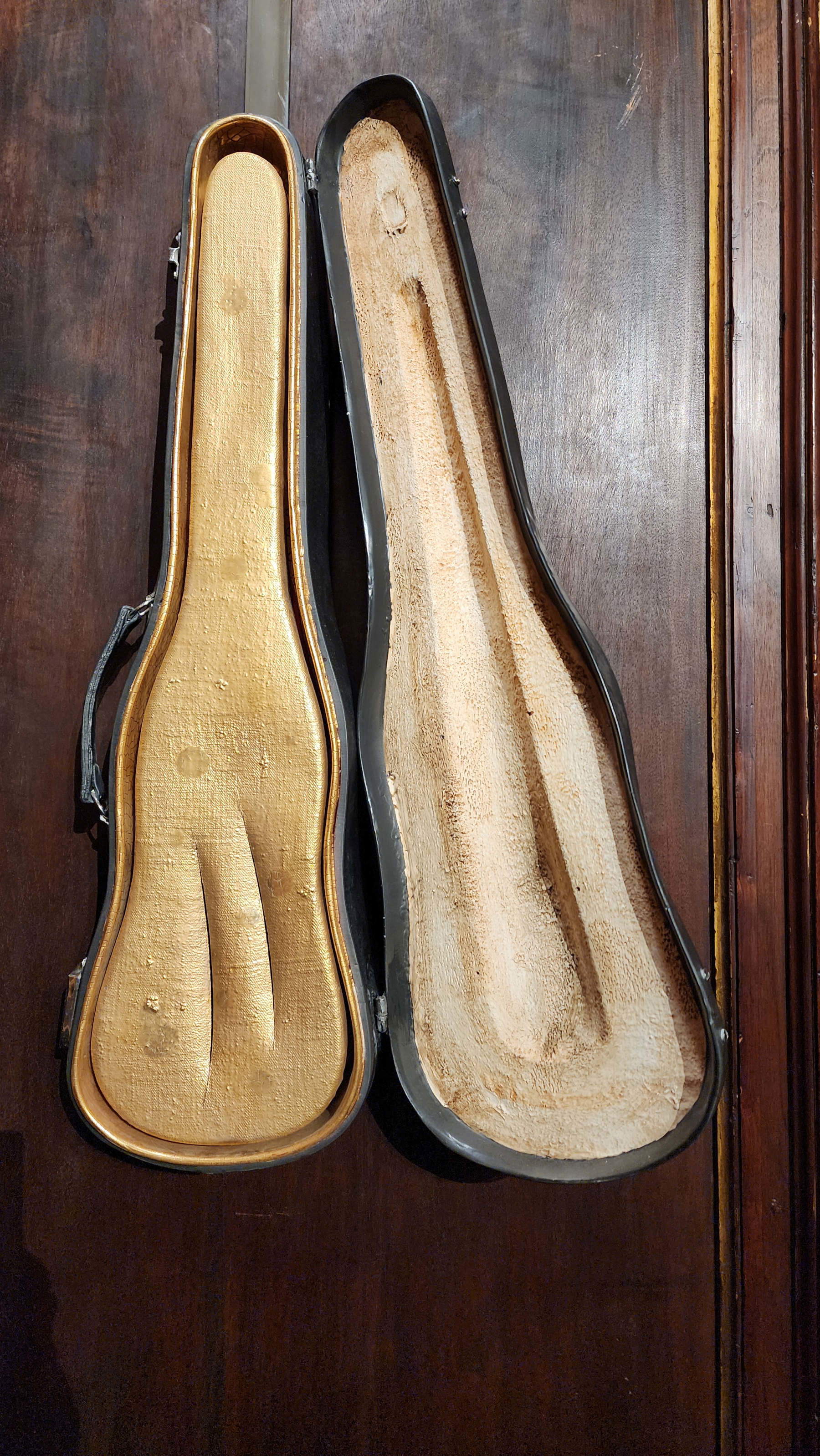 Bertozzi &amp; Casoni, „Cover oro“ (2023; vielfarbige Keramik, 11 x 60 x 20 cm)