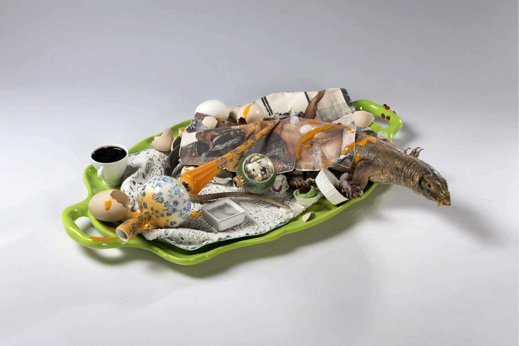 Bertozzi &amp; Casoni, Tablett (2005; vielfarbige Keramik, 11 x 60 x 48 cm)