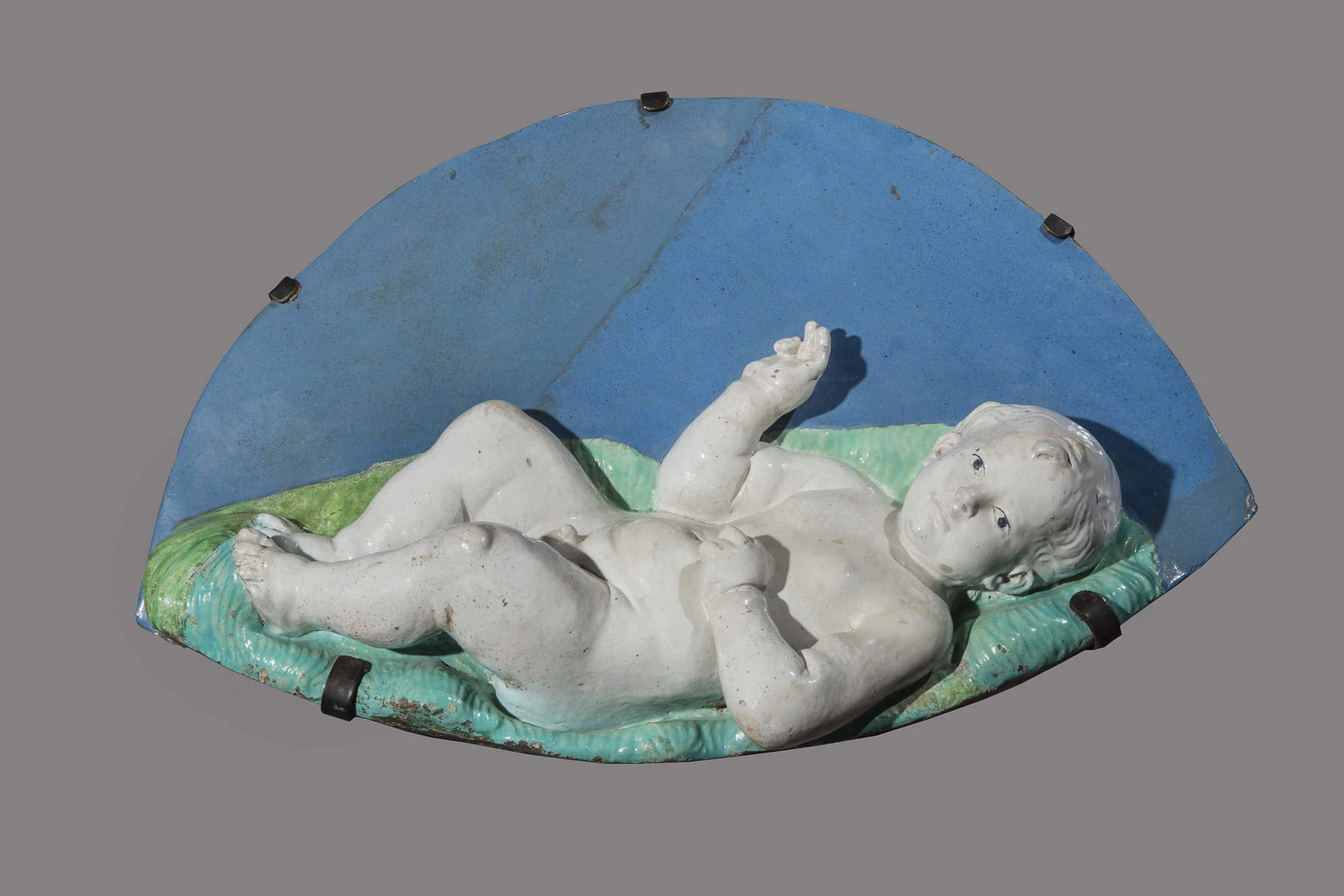 Andrea della Robbia, Bambin Ges&ugrave; (ultimo decennio del XV secolo; terracotta invetriata policroma, 35 x 58 x 9 cm). Presentato da: Longari Arte