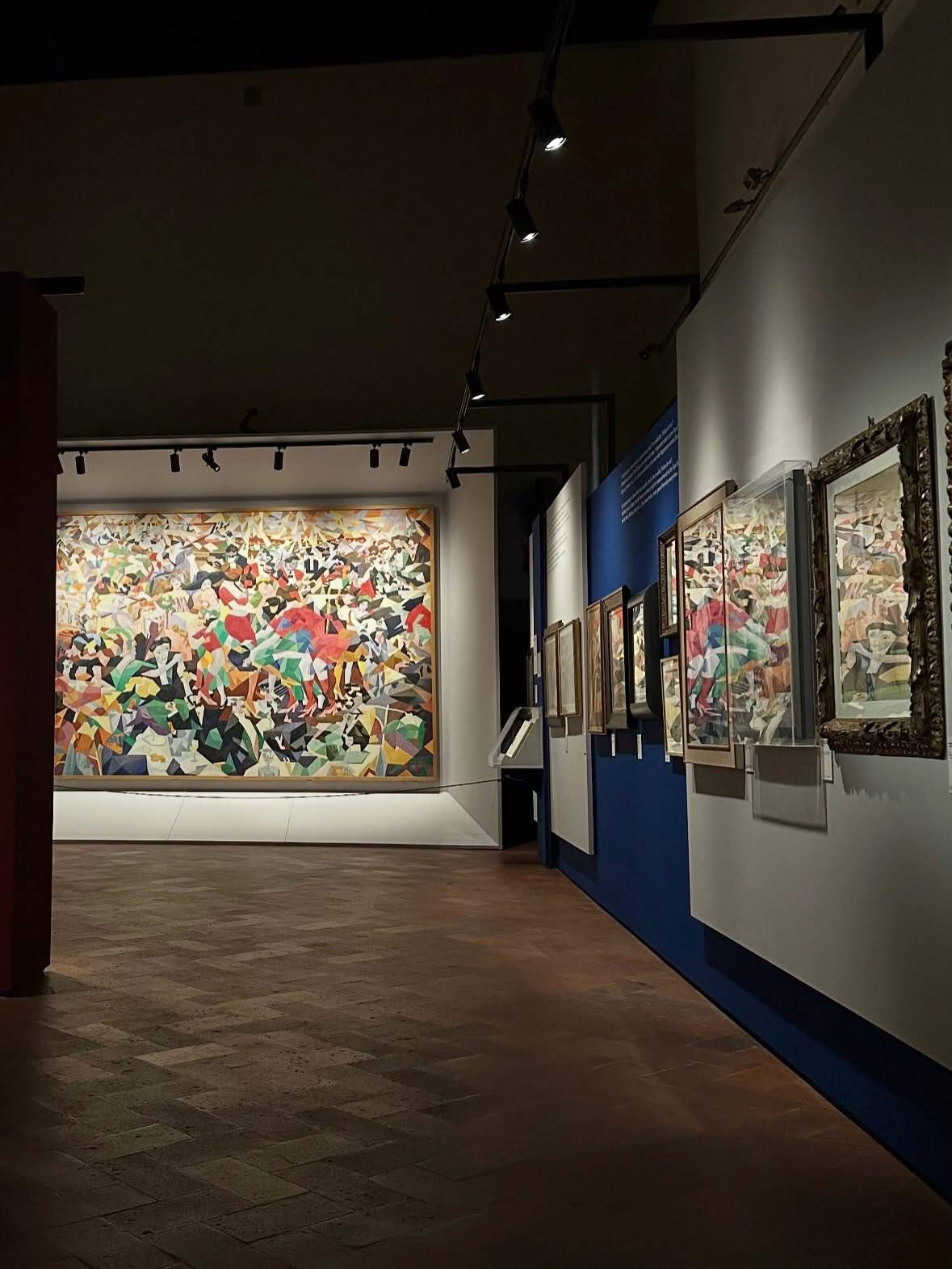 Ausstellungsgestaltung der Ausstellung „Gino Severini. Modernität als Dialog“. Foto: MAEC Cortona
