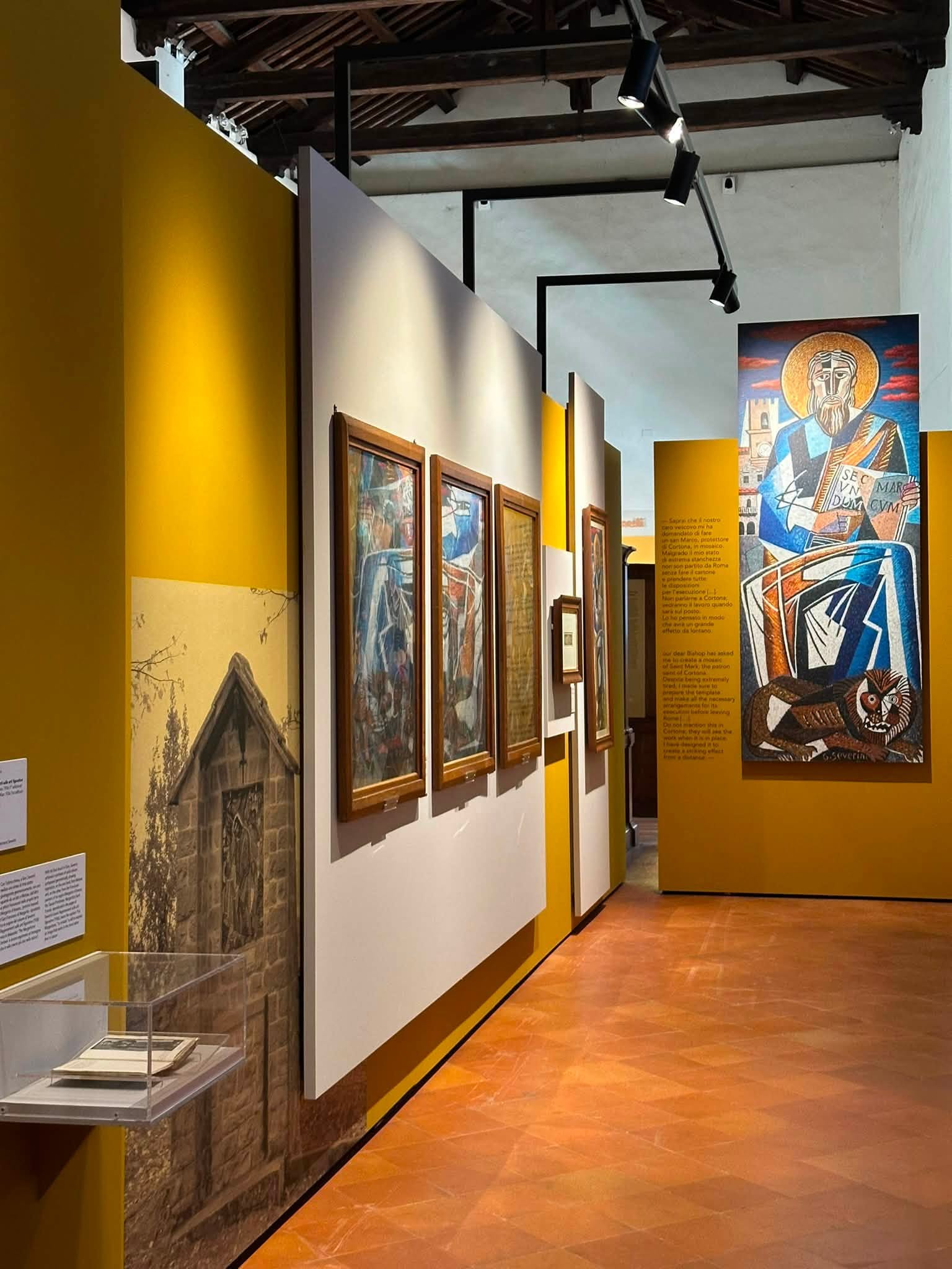 Ausstellungsgestaltung der Ausstellung „Gino Severini. Modernität als Dialog“. Foto: MAEC Cortona