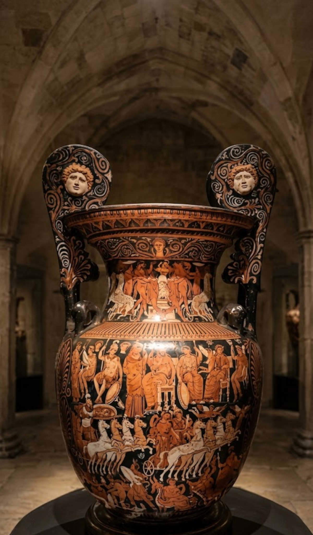 The Apulian crater with masks at the “Archeologia salvata” exhibition
