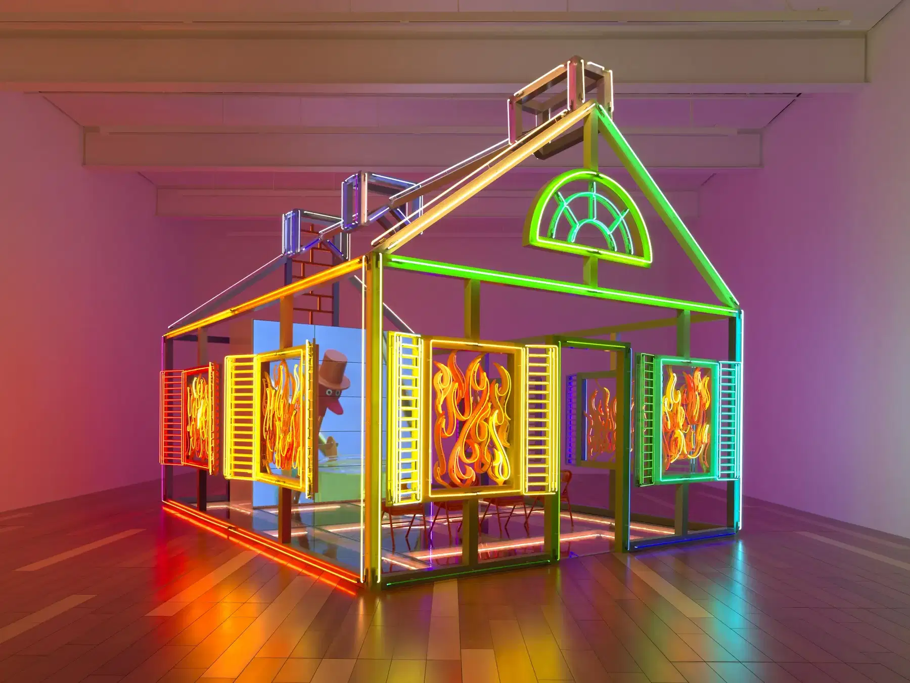 Alex Da Corte, Rubber Pencil Devil (Hell House) (2022; Neon, Aluminium, Gummi, Autolack, Samt, Glas, Vinyl, Schaumstoff, Eisenwaren, Plexiglas, Sperrholz, Lautsprecher, Monitore, Stühle, 518,16 x 518,16 x 685,8 cm). Foto: Ron Amstutz, nach einer Idee von Glenstone