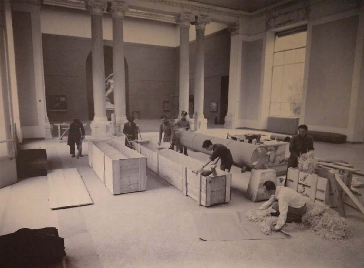 Lavori per la preparazione delle opere nel salone dell'Ercole della Regia Galleria d'Arte Moderna (oggi Galleria Nazionale d'Arte Moderna e Contemporanea), Roma, nel 1941