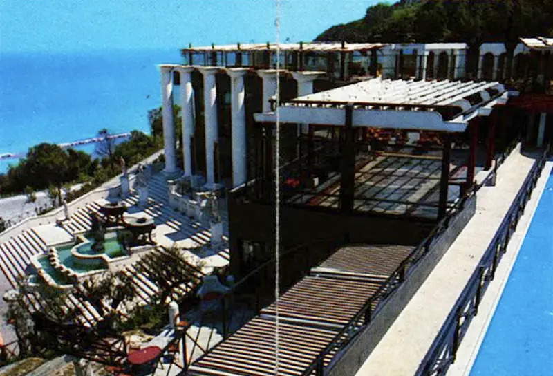 Baia degli Angeli, Gabicce, 1975. Bâtiment de trois étages donnant sur la mer Adriatique, avec sa console-ascenseur en verre et le DJ Daniele Baldelli.