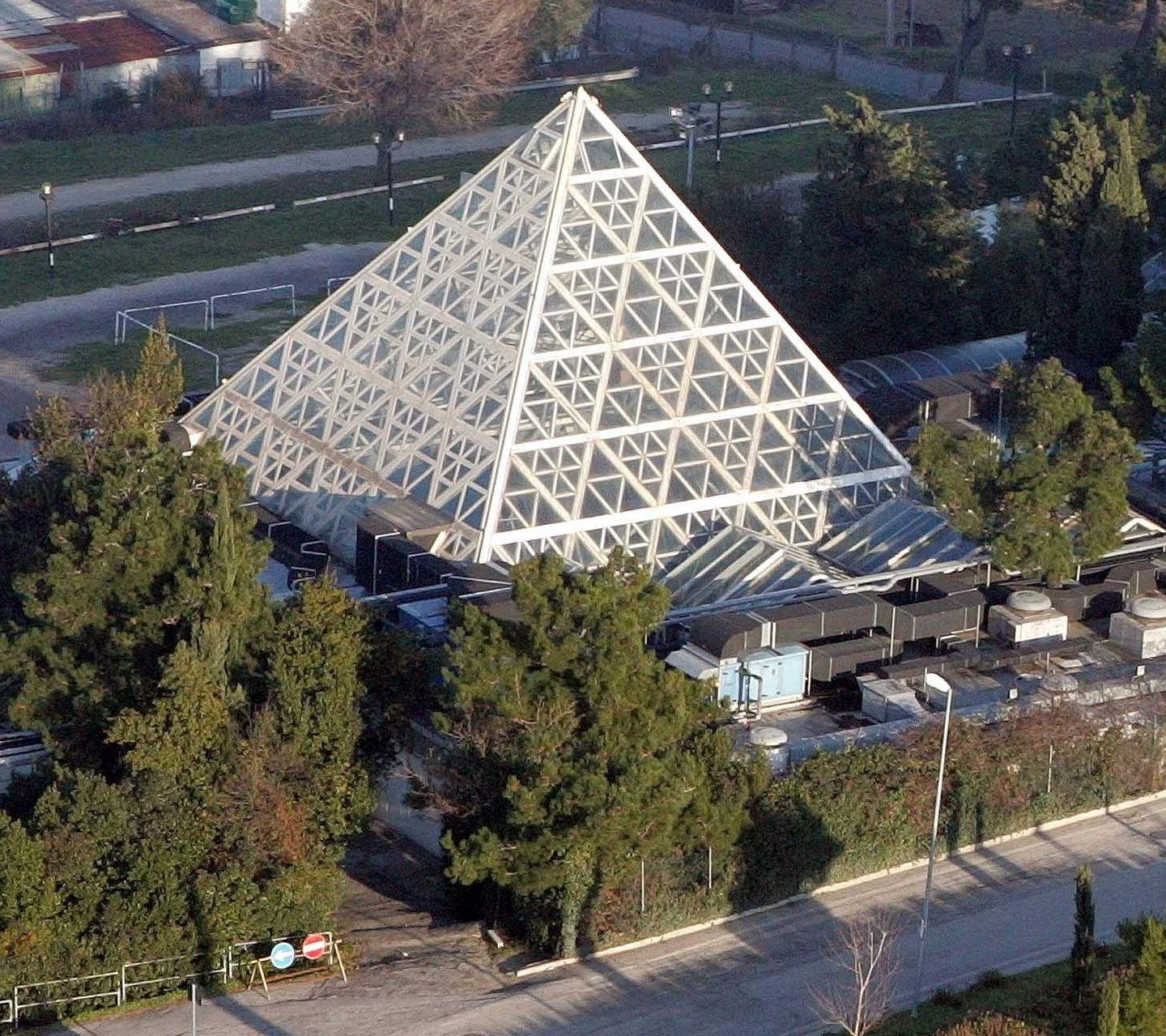 Cocoric&ograve;, Riccione, années 90. La pyramide de verre, emblème de l'époque des mégastructures nocturnes sur la Riviera romagnole.