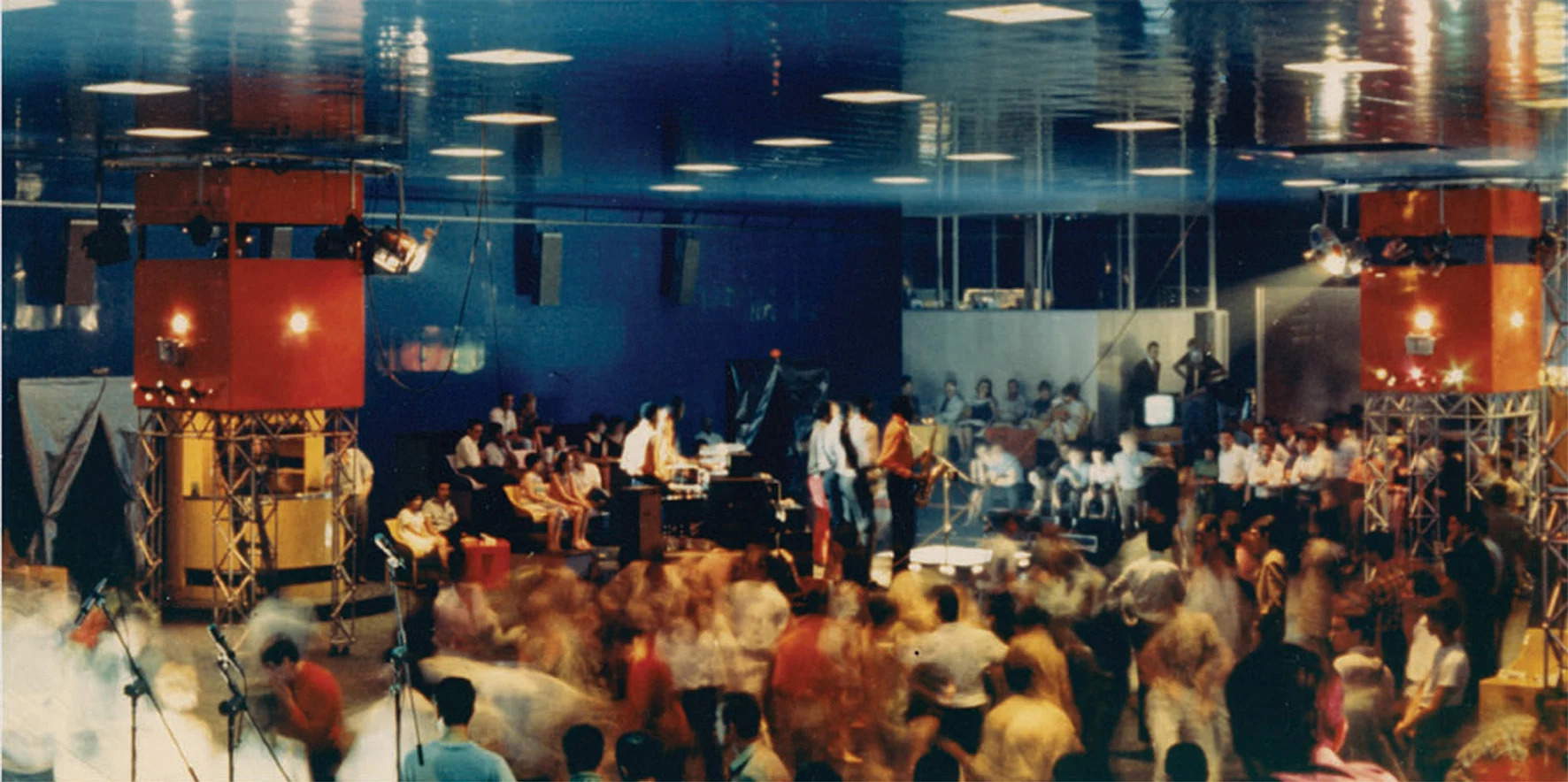 L'Altro Mondo Studios, Rimini, 1967. Espace intérieur conçu comme un espace technologique reconfigurable, équipé d'installations d'éclairage, de sonorisation et de projection.