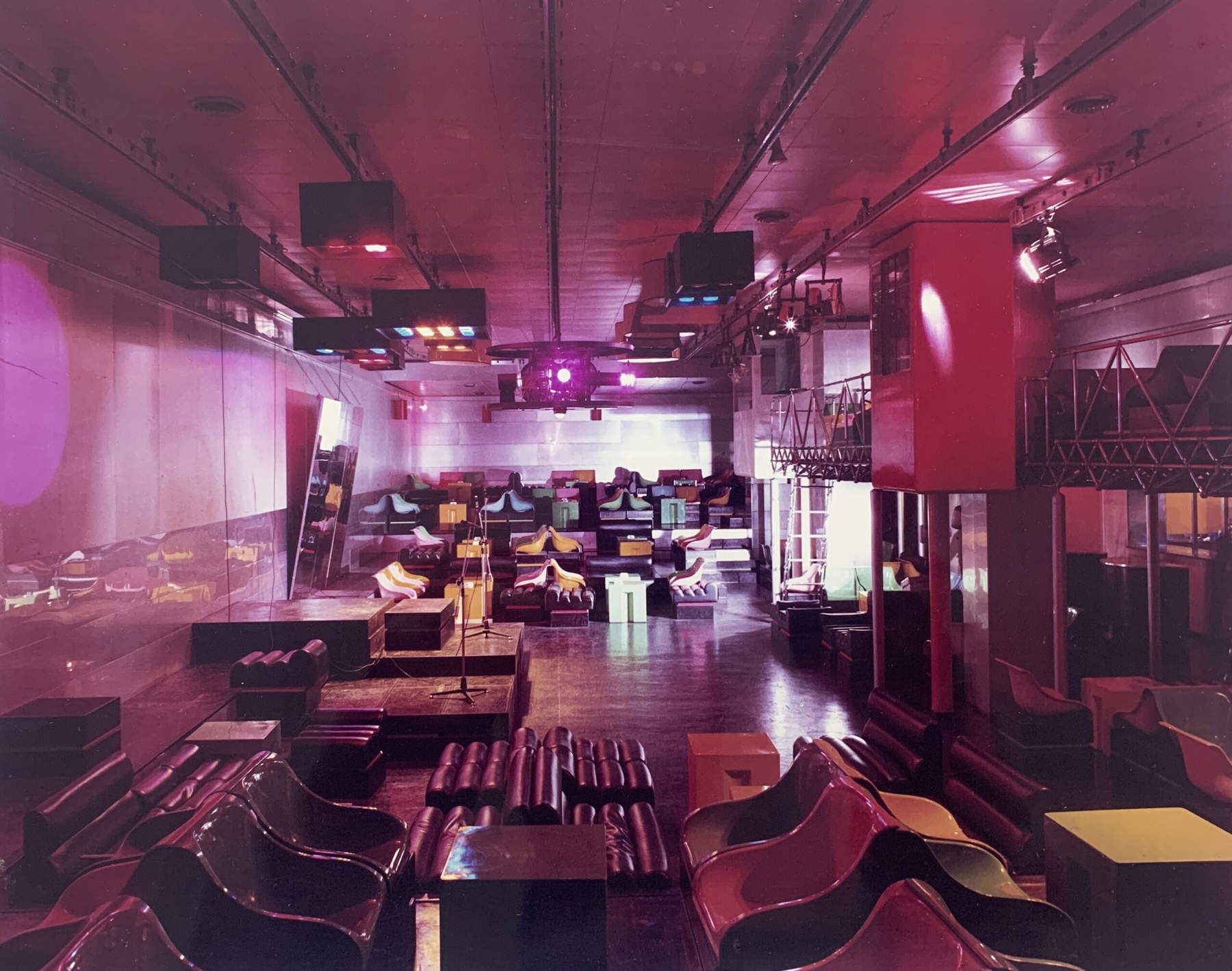 Piper Club, Turin. Pietro Derossi, Giorgio Ceretti et Riccardo Rosso, 1966. Intérieur doté d'un système de revêtement de sol modulaire amovible et de rails au plafond pour les équipements d'éclairage et de sonorisation.