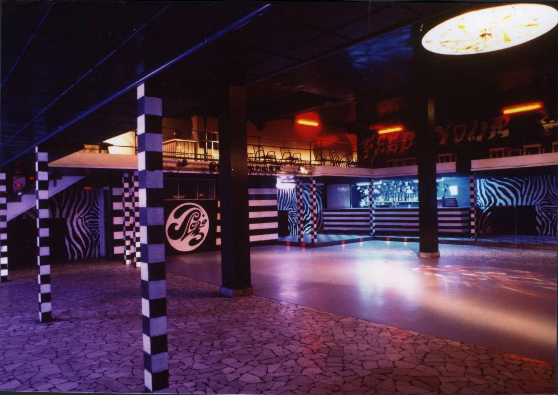 Slego, Rimini, 1980. Vue de l'espace avec graphismes, mobilier et aménagements réalisés par Giovanni Tommaso Garattoni pour Complotto Grafico.