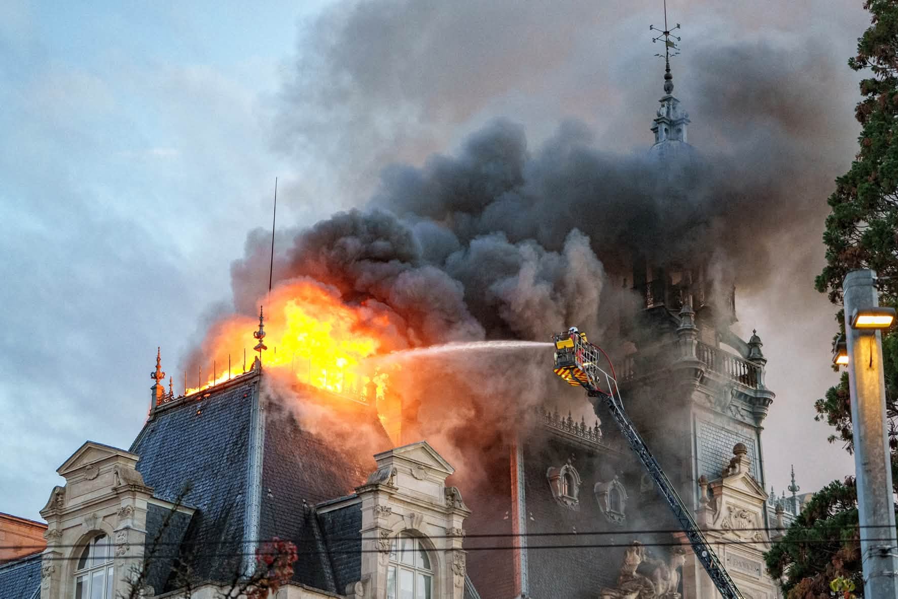L'incendio dell'H&ocirc;tel de Ville di Limoges. Foto: Ville de Limoges