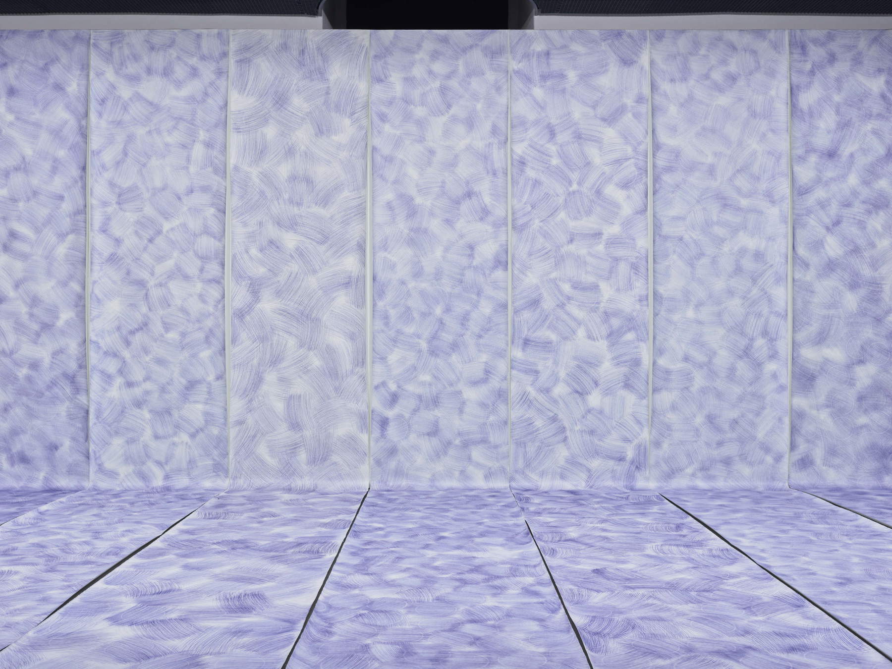Nicolas Muller, &Agrave; FORCE (2023; Feder auf Papierrollen, je 10 x 0,97 m) &copy; Sandra Pointet. Blick auf die Ausstellung „&Agrave; force“, 2023, Mus&eacute;e Ariana, Genf