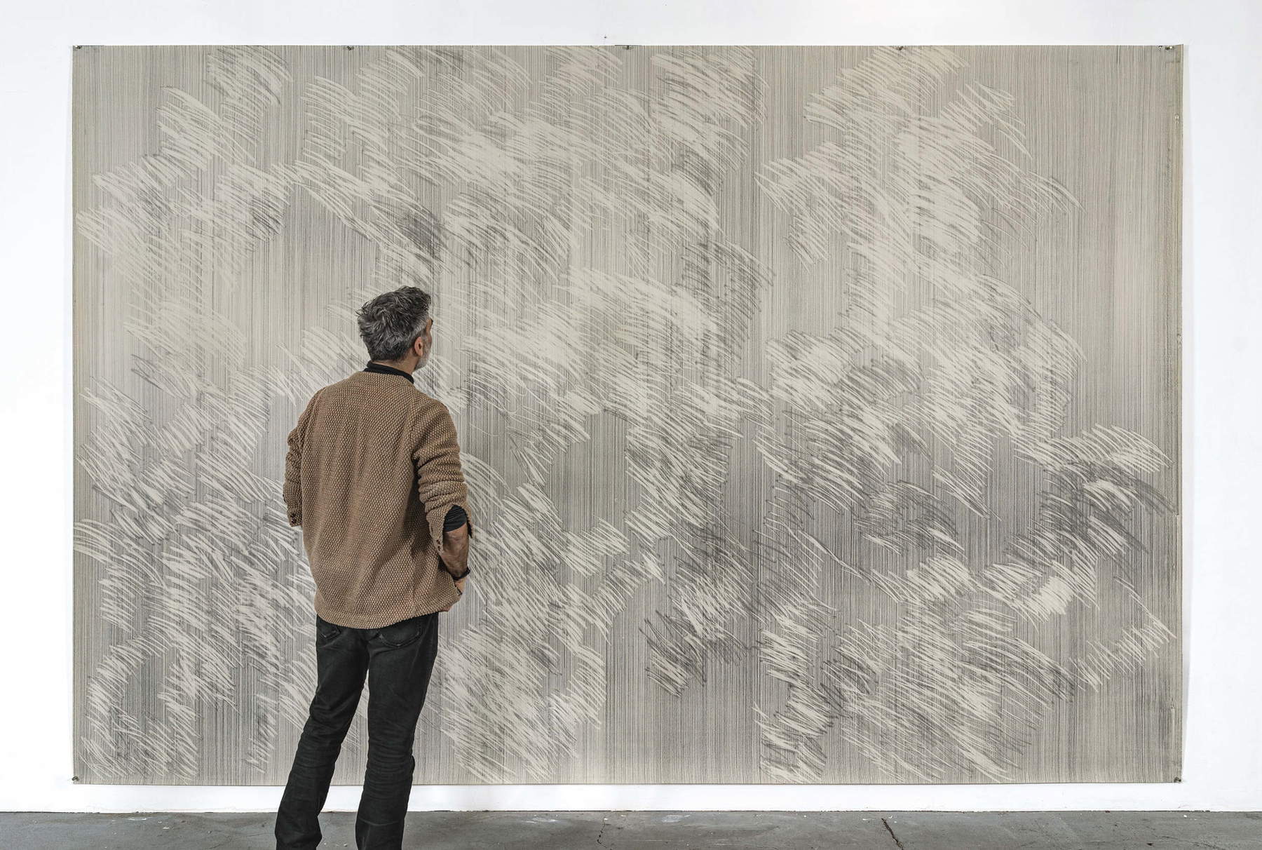 Nicolas Müller, „Erased“ (2025; Graphit und Radiergummi auf Papier, 430 x 270 cm)