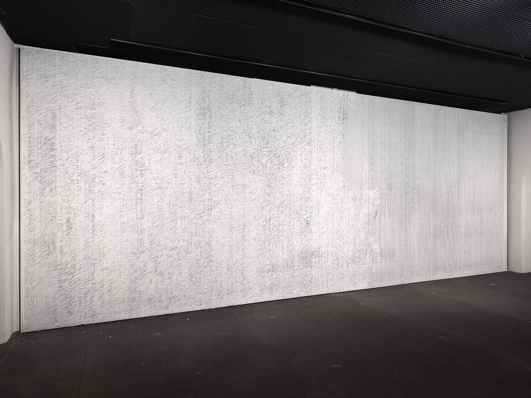 Nicolas Muller, ERASED (WALL) (2023; Graphit und Radiergummi auf Wand, 345 x 870 cm) &copy; Sandra Pointet. Blick auf die Ausstellung „&Agrave; force“, 2023, Mus&eacute;e Ariana, Genf
