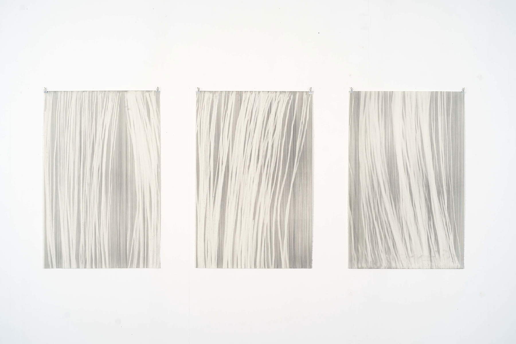 Nicolas Müller, Ohne Titel (2026; Graphit und Radiergummi auf Papier, 102 x 66 cm)