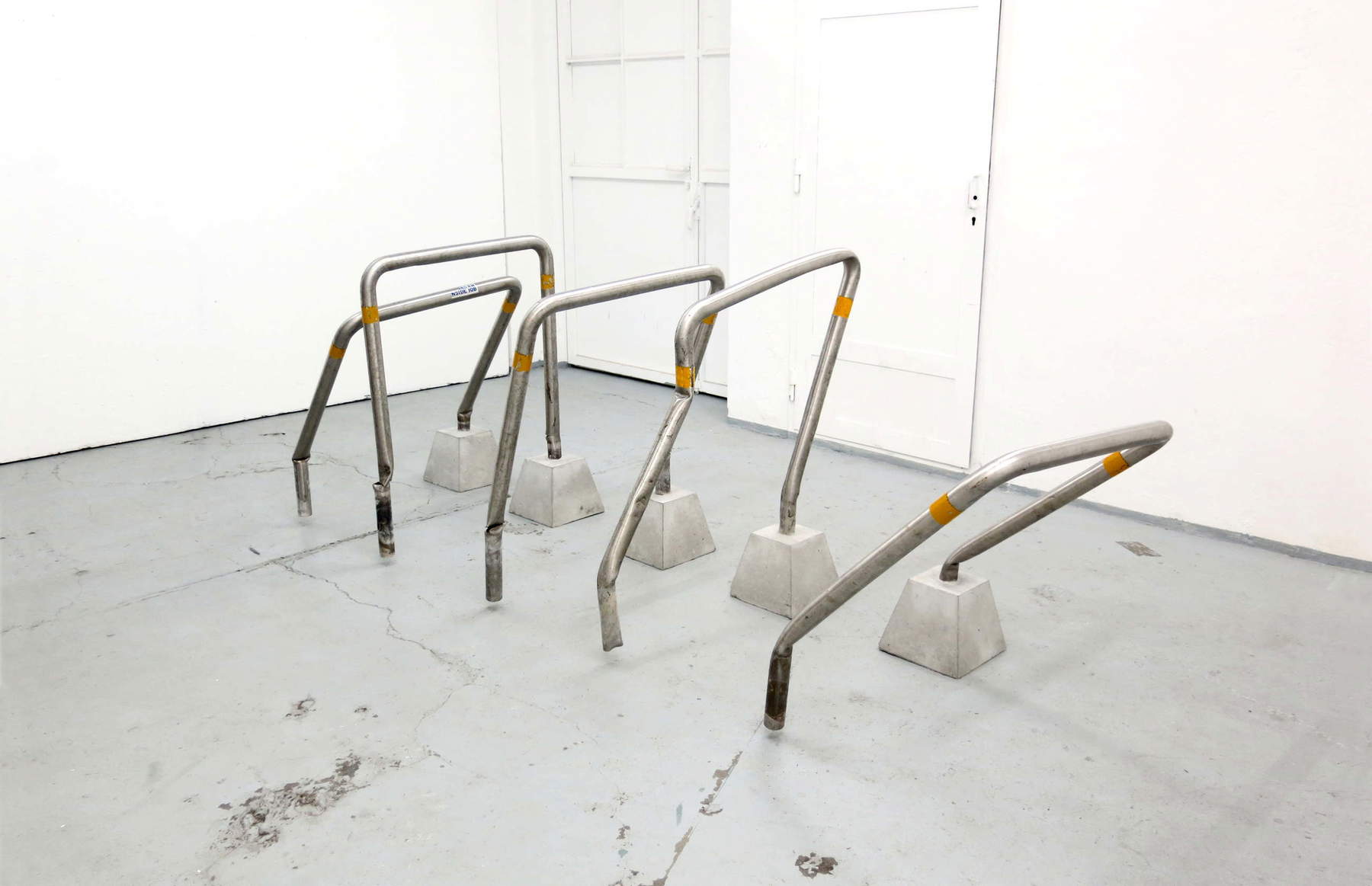 Nicolas Müller, Ohne Titel (GE) (2012; Bögen aus Edelstahl, variable Maße)
