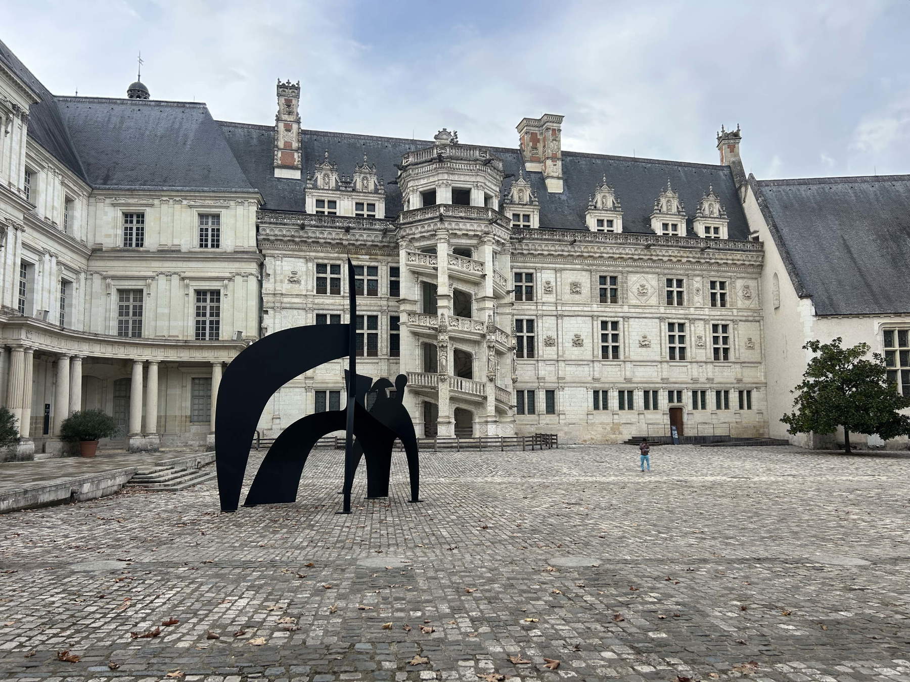Alexander Calder, „Black Flag“, 1974, im Innenhof des Königlichen Schlosses von Blois. Foto: Francesca Anita Gigli