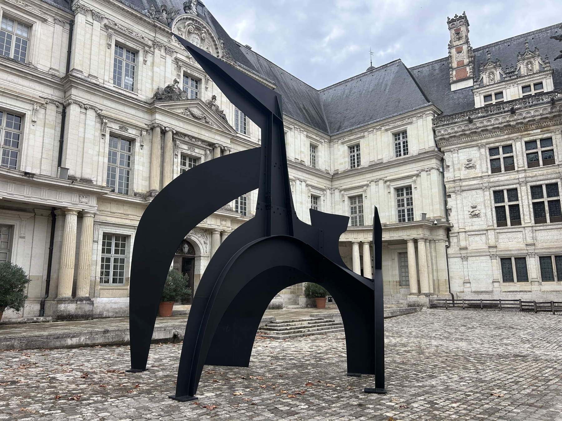 Alexander Calder, „Black Flag“, 1974, im Innenhof des Königlichen Schlosses von Blois. Foto: Francesca Anita Gigli