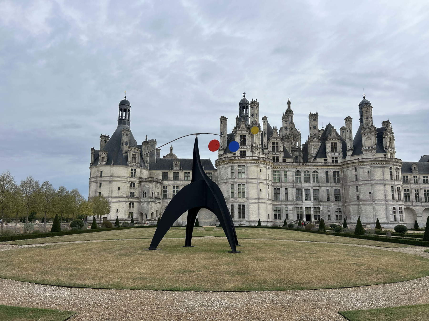 Alexander Calder, Th&eacute;&acirc;tre de Nice, 1970, in den Gärten des Schlosses von Chambord. Foto: Francesca Anita Gigli
