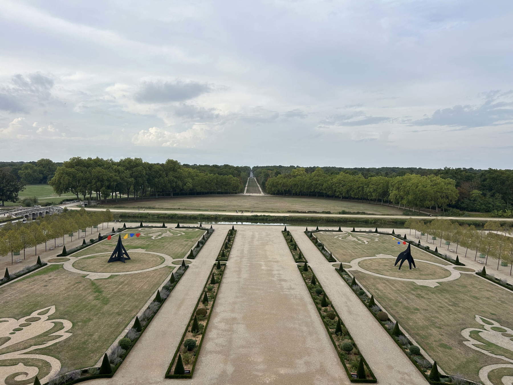 Blick von oben auf die französischen Gärten des Schlosses Chambord mit den beiden monumentalen Skulpturen von Alexander Calder, „Th&eacute;&acirc;tre de Nice“ (1970) und „Horizontal“ (1974). Foto: Francesca Anita Gigli