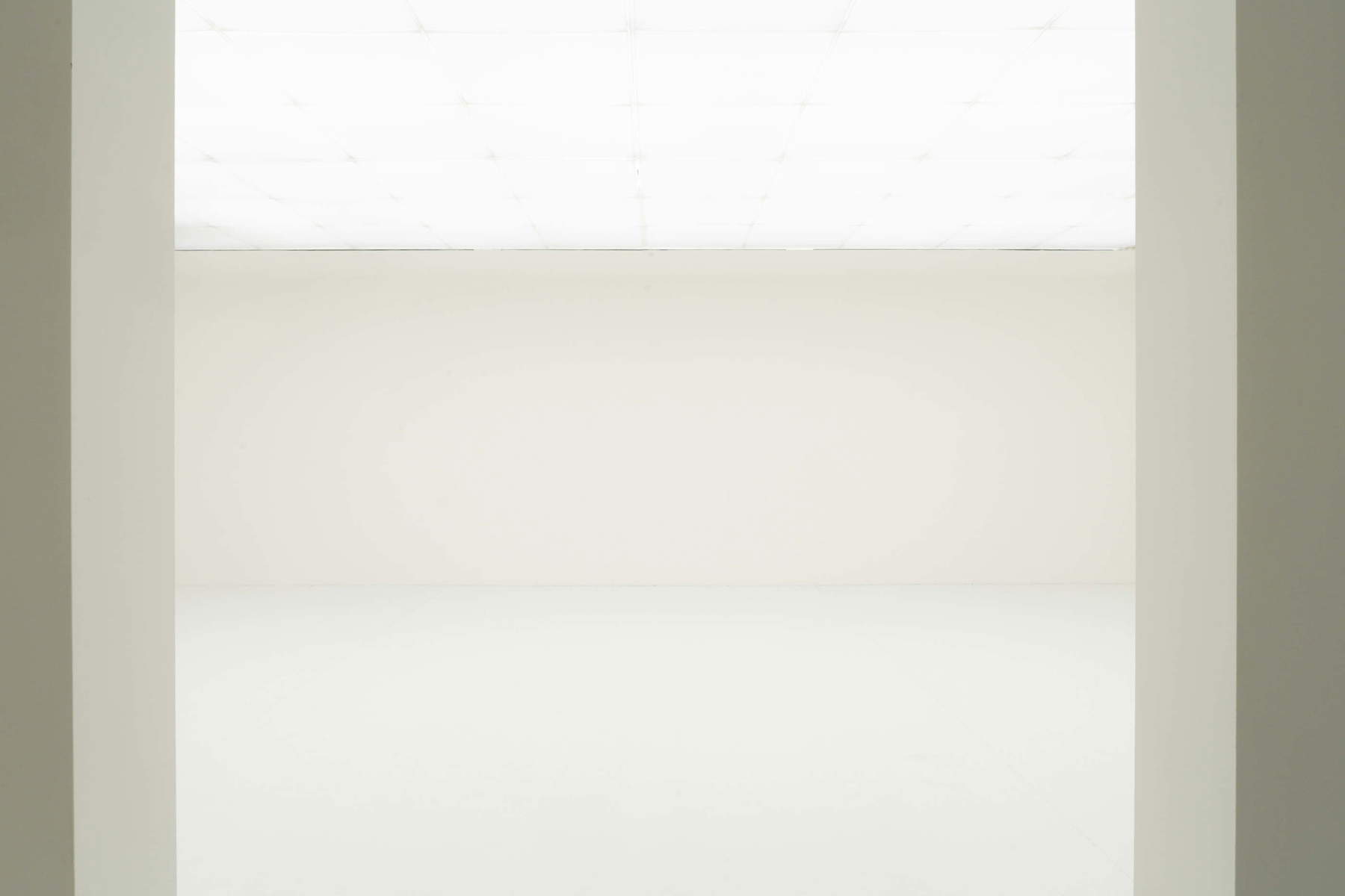 Mise en scène de l'exposition « Cuoghi Corsello. Parmi les nuages ». Photo : Ornella De Carlo