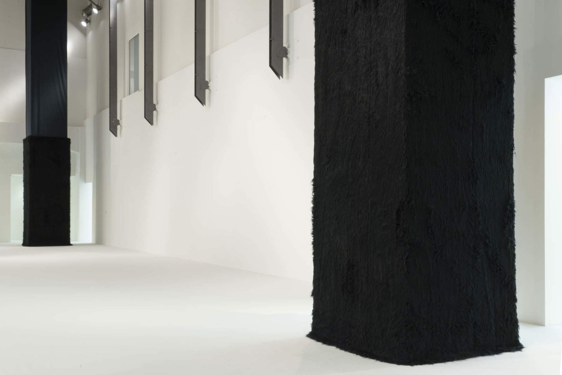 Mise en scène de l'exposition « Cuoghi Corsello. Parmi les nuages ». Photo : Ornella De Carlo
