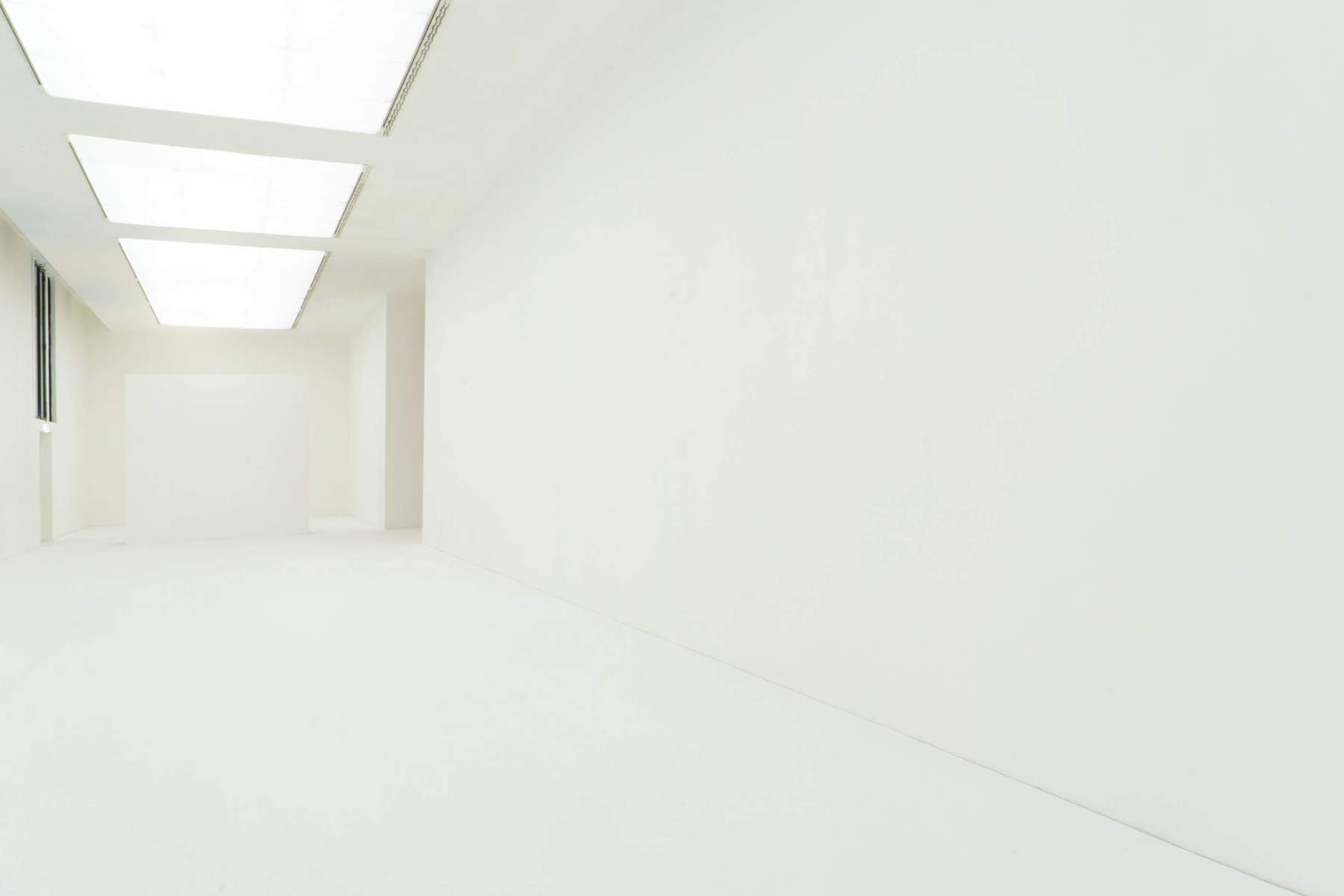 Mise en scène de l'exposition « Cuoghi Corsello. Parmi les nuages ». Photo : Ornella De Carlo