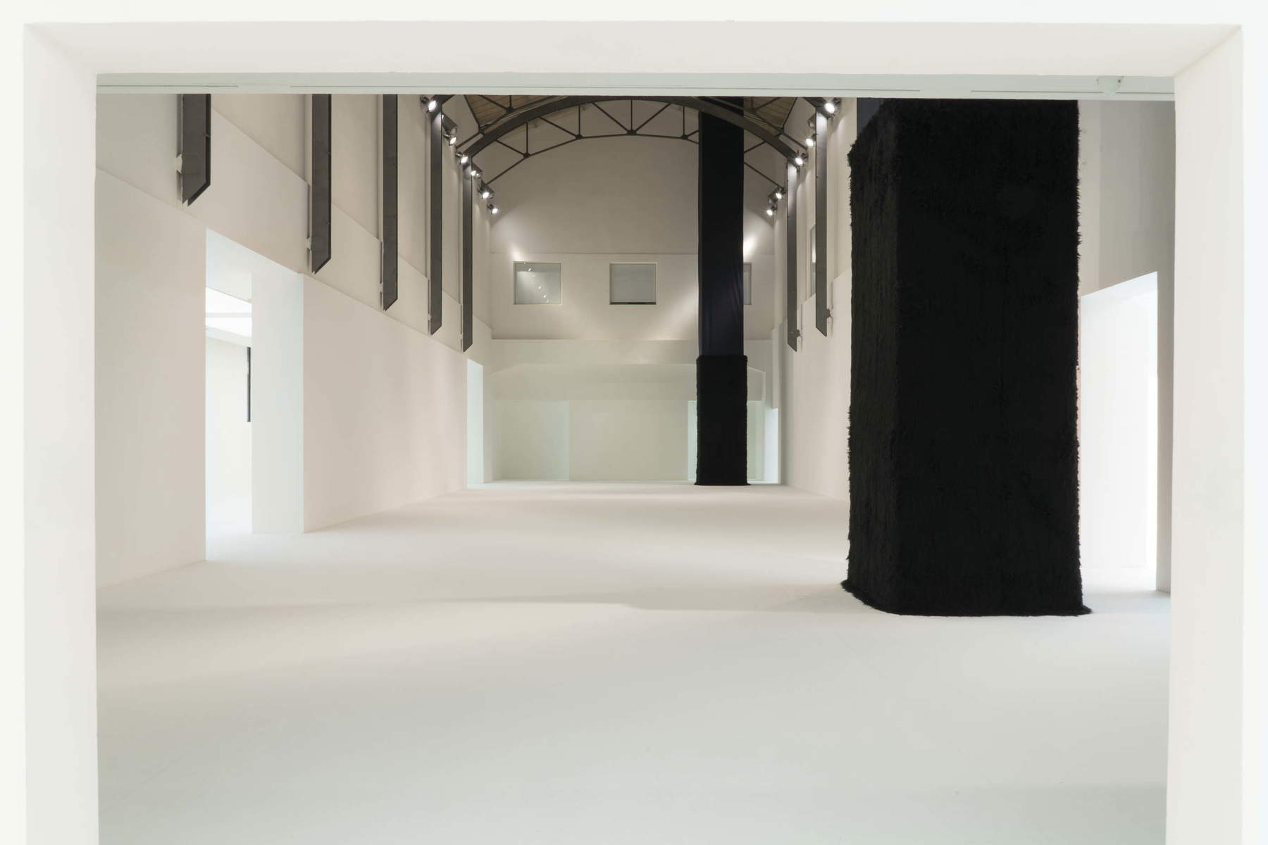 Mise en scène de l'exposition « Cuoghi Corsello. Parmi les nuages ». Photo : Ornella De Carlo