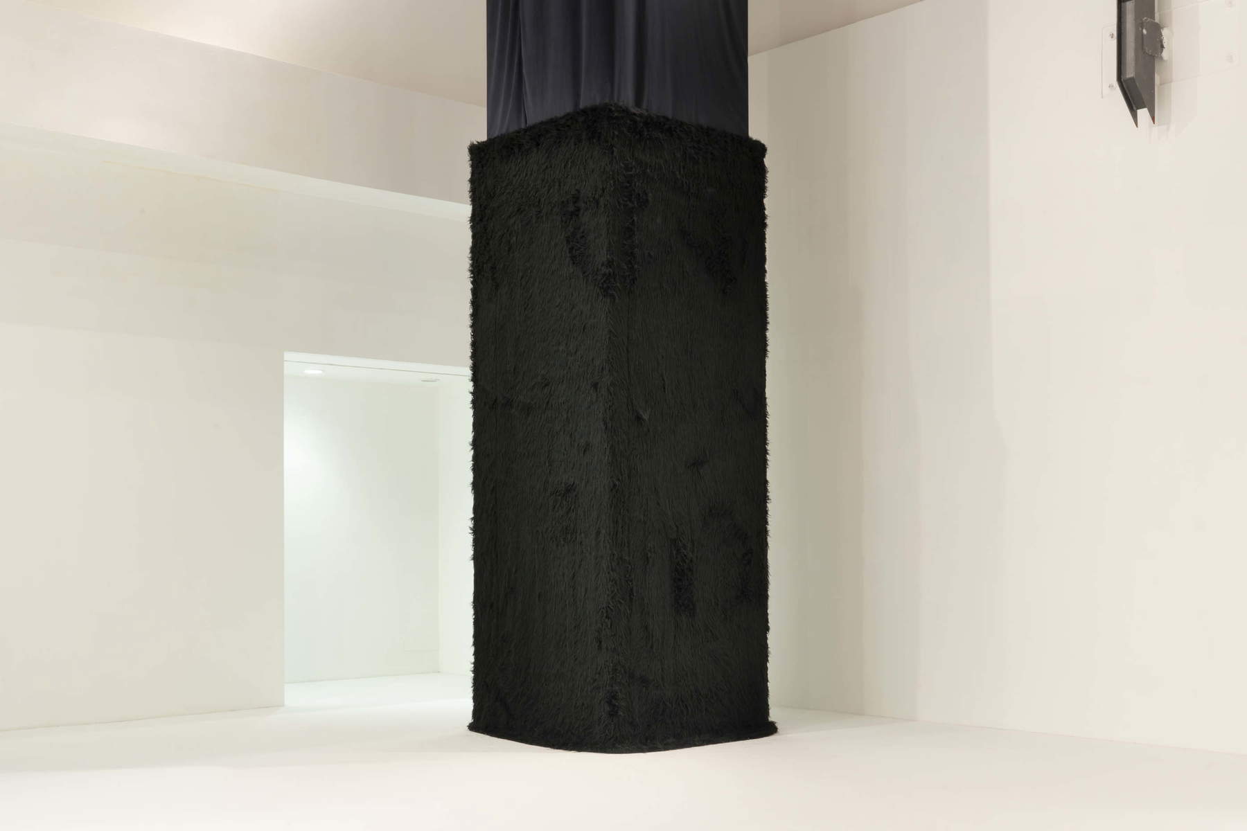 Mise en scène de l'exposition « Cuoghi Corsello. Parmi les nuages ». Photo : Ornella De Carlo