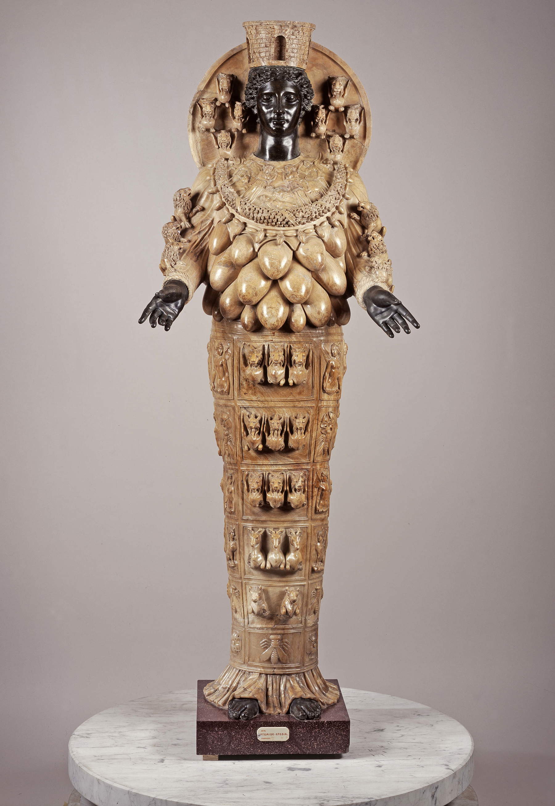 Römische Kunst, Diana von Ephesos (2. Jh. n. Chr.; Alabaster, Bronze, Kopf und Hände restauriert, Giuseppe Valadier, 210 &times; 75 &times; 55 cm; Neapel, MANN – Archäologisches Nationalmuseum von Neapel, Inv. 6278)