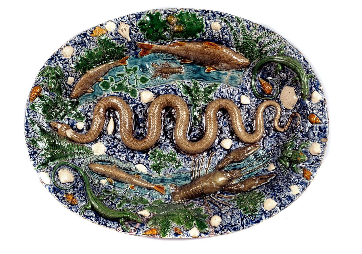 Im Stil von Bernard Palissy, Tablett mit rustikalen Motiven (ca. 1600–1650; bleiglasierte Terrakotta, 52,5 &times; 40,5 &times; 7,8 cm; Paris, Mus&eacute;e du Louvre, Abteilung für Kunstgegenstände des Mittelalters, der Renaissance und der Neuzeit, Inv. MR 2293)
