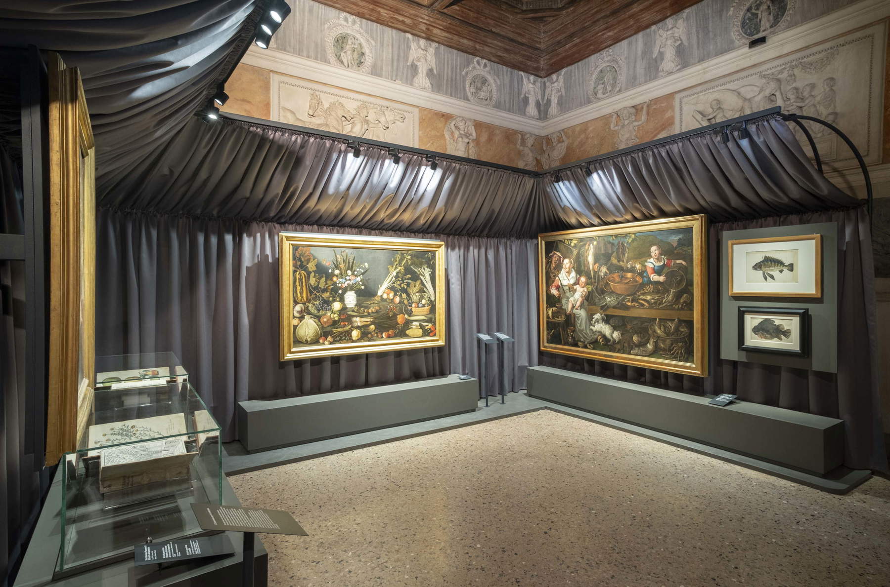 Ausstellungsgestaltung der Ausstellung „Die Natur erfinden. Leonardo, Arcimboldo, Caravaggio“. Foto: Gian Maria Pontiroli