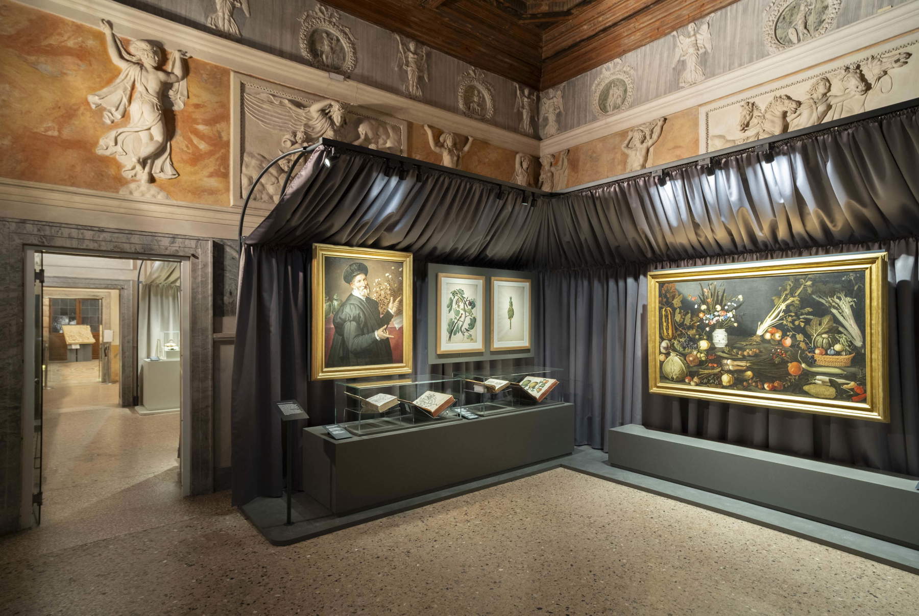 Ausstellungsgestaltung der Ausstellung „Die Natur erfinden. Leonardo, Arcimboldo, Caravaggio“. Foto: Gian Maria Pontiroli