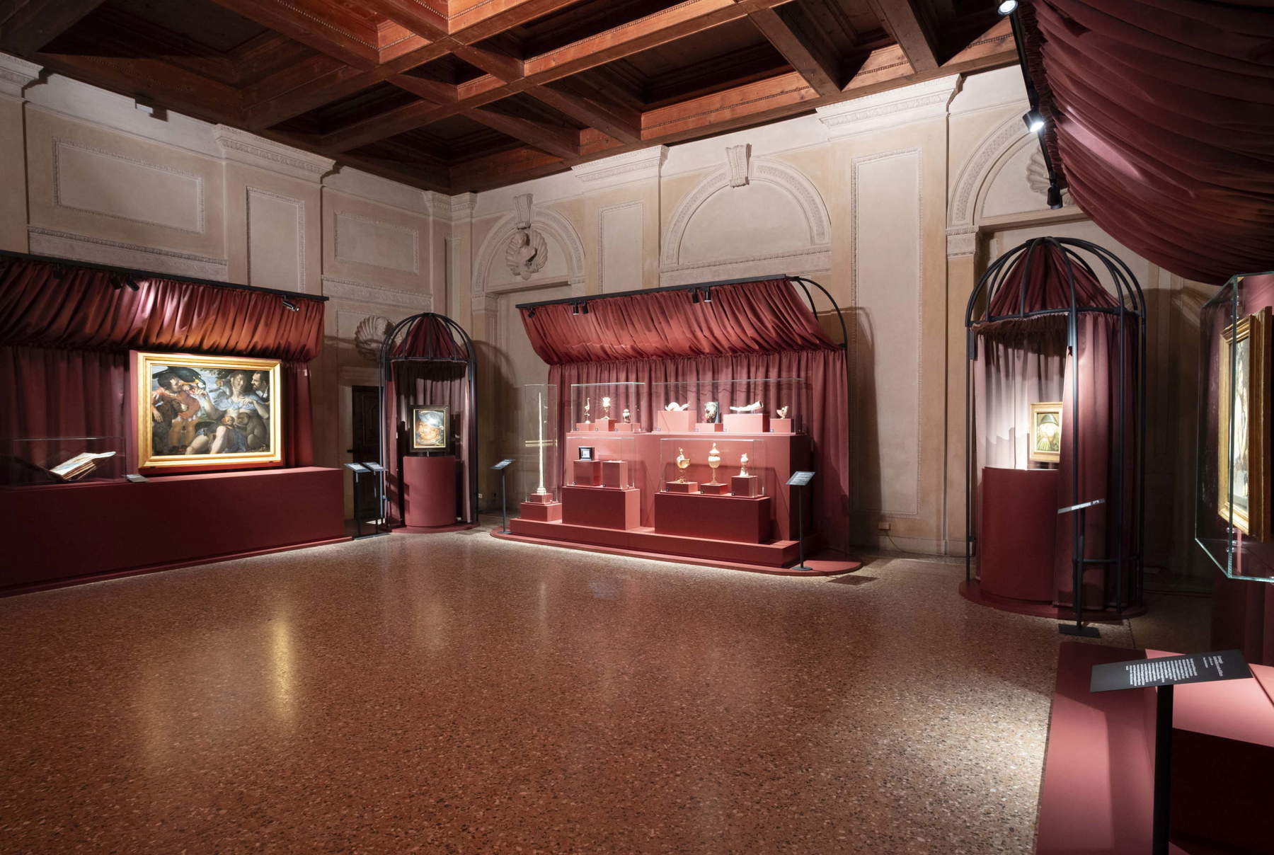 Ausstellungsgestaltung der Ausstellung „Die Natur erfinden. Leonardo, Arcimboldo, Caravaggio“. Foto: Gian Maria Pontiroli