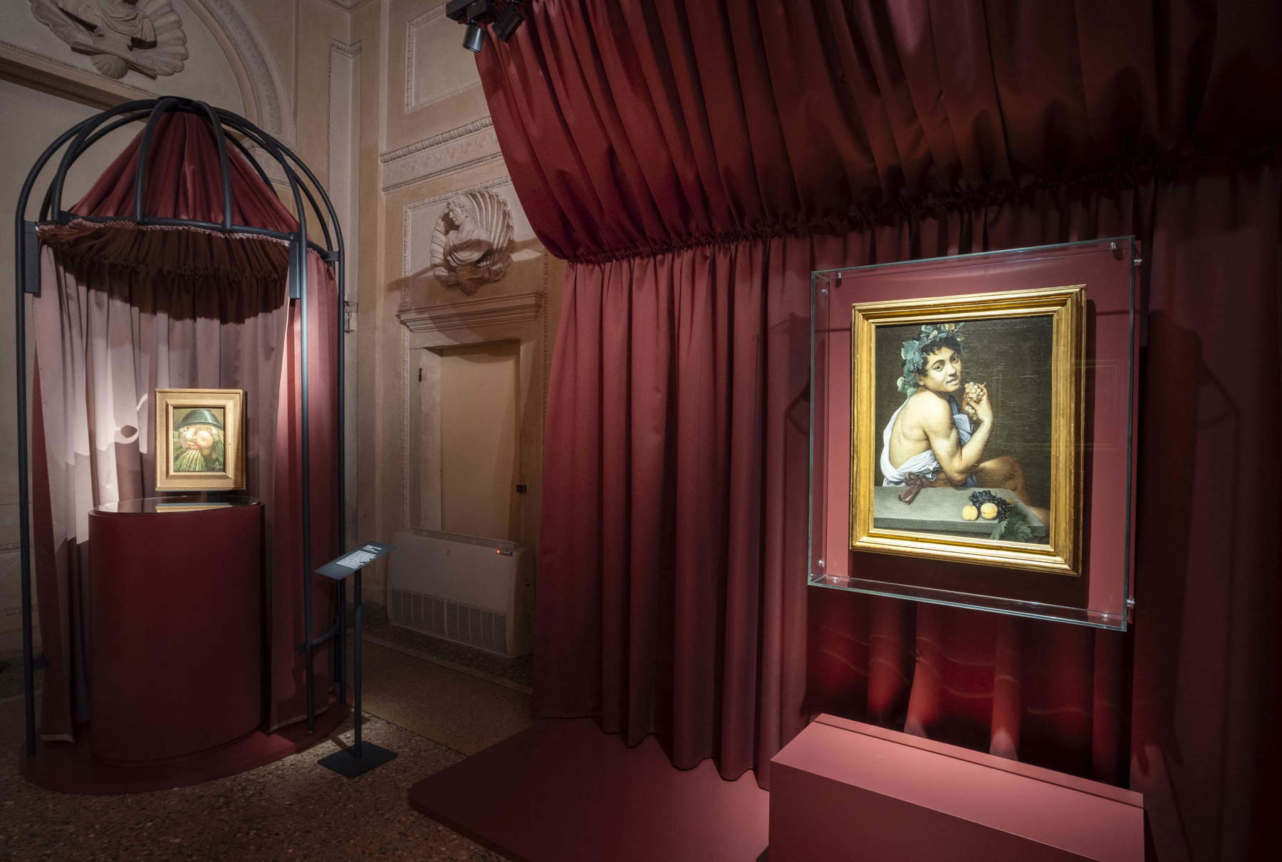 Ausstellungsgestaltung der Ausstellung „Die Natur erfinden. Leonardo, Arcimboldo, Caravaggio“. Foto: Gian Maria Pontiroli