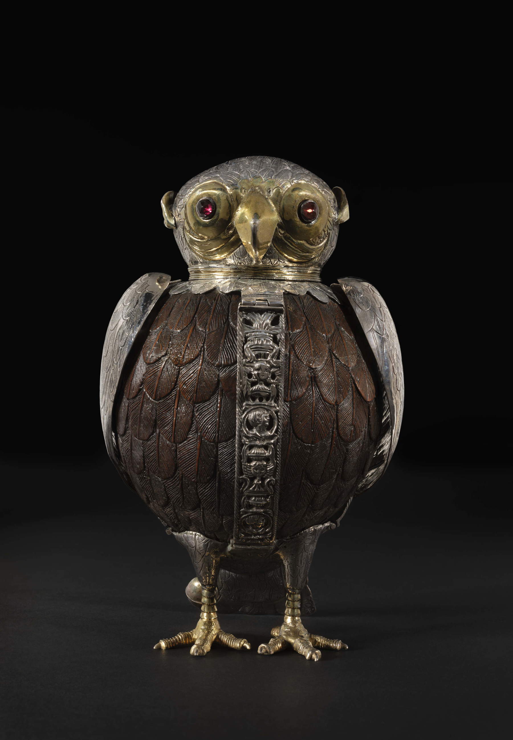 Deutsche Manufaktur, Becher in Form einer Eule (ca. 1540–1580; geschnitzte Kokosnuss, Silber, vergoldetes Silber, Höhe 17 cm; Oxford, The Ashmolean Museum, Vermächtnis von Michael Wellby, 2012, Inv. WA2013.1.70)