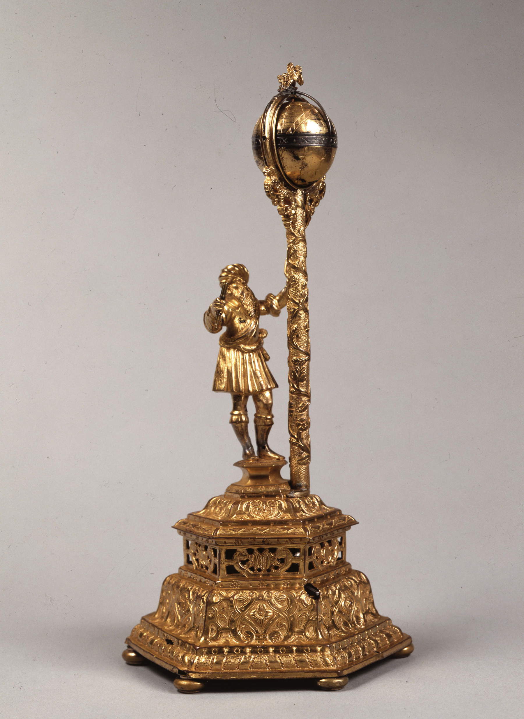 Deutsche oder polnische Manufaktur, Tisch-Globus-Uhr mit einem Automaten in Form eines Türken (ca. 1590–1610; vergoldetes Kupfer, Silber, 41,5 &times; 15 &times; 13,8 cm; Mailand, Museo Poldi Pezzoli, Inv. 3400)