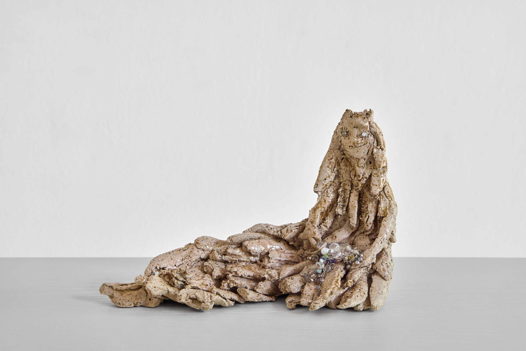 Chiara Camoni, Demone (luccicante) (2026; gres smaltato con cenere, terra e sabbia, vari materiali di recupero, 18,5 x 28,5 x 14 cm). Presentato da: SpazioA