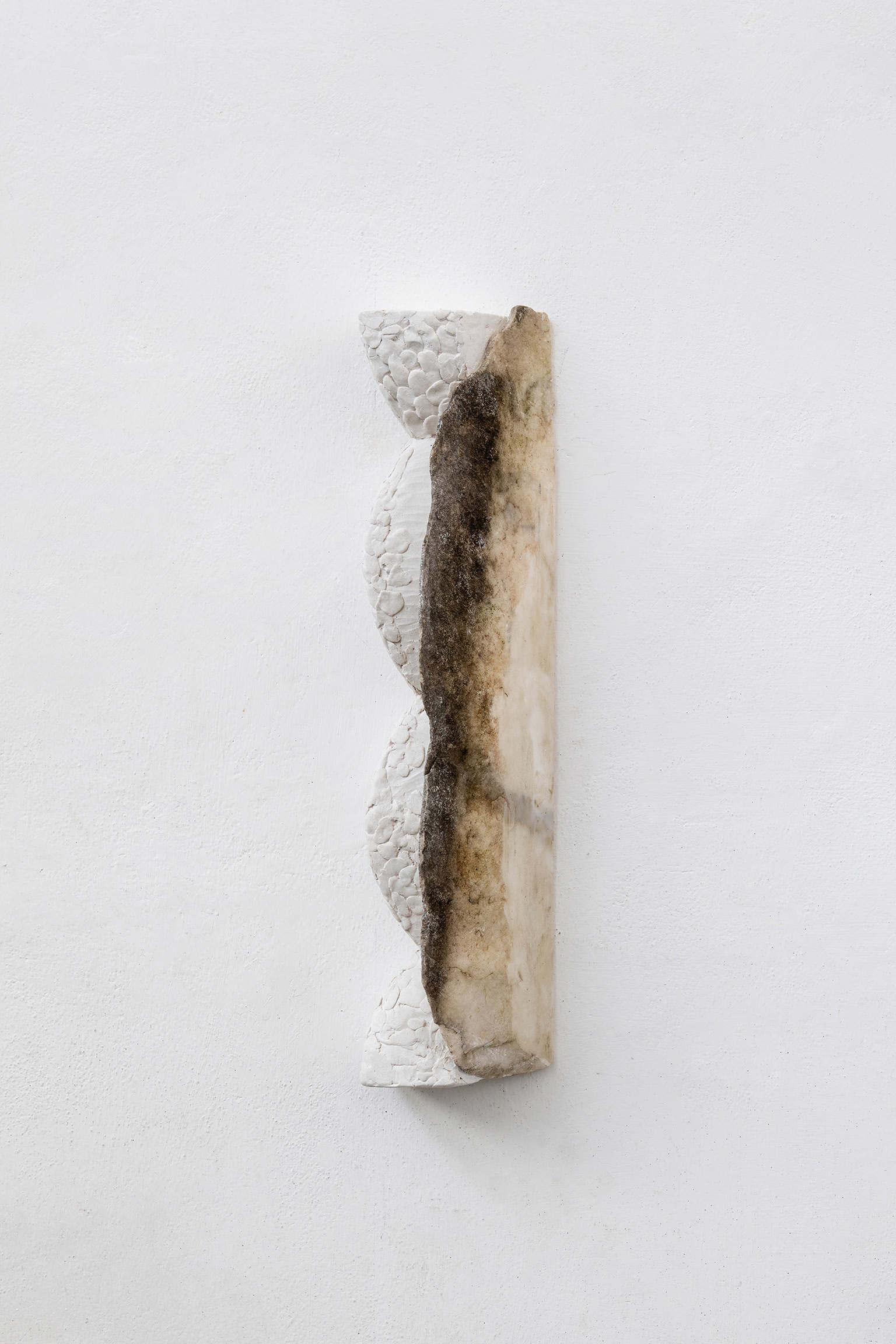 Fabrizio Prevedello, Ragazzo! Bisogna disegnare! (427, B.C.o.) (2026; gesso, marmo Bianco Carrara ossidato, 51 x 14 x 10 cm). Presentato da: Cardelli &amp; Fontana