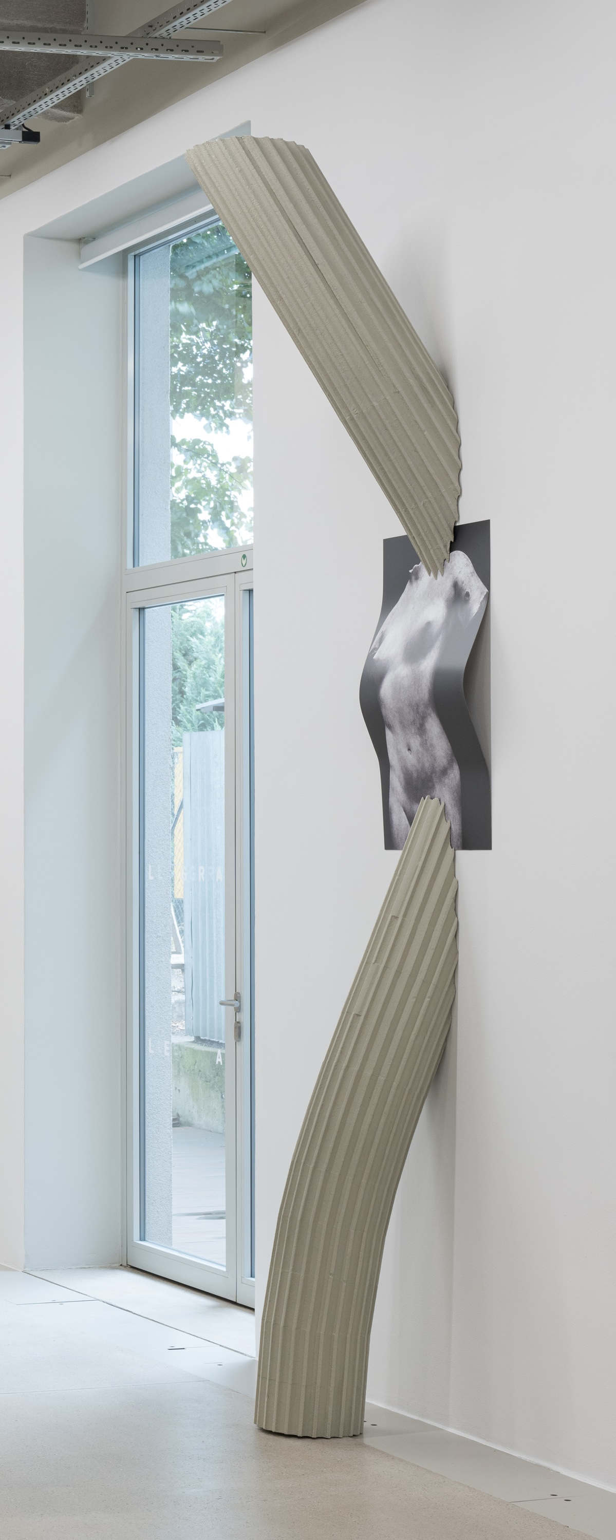 Lucia Tallov&aacute;, dalla serie Fragility of Caryatid (2025; tecnica mista, dimensioni variabili). Presentata da: Zilberman