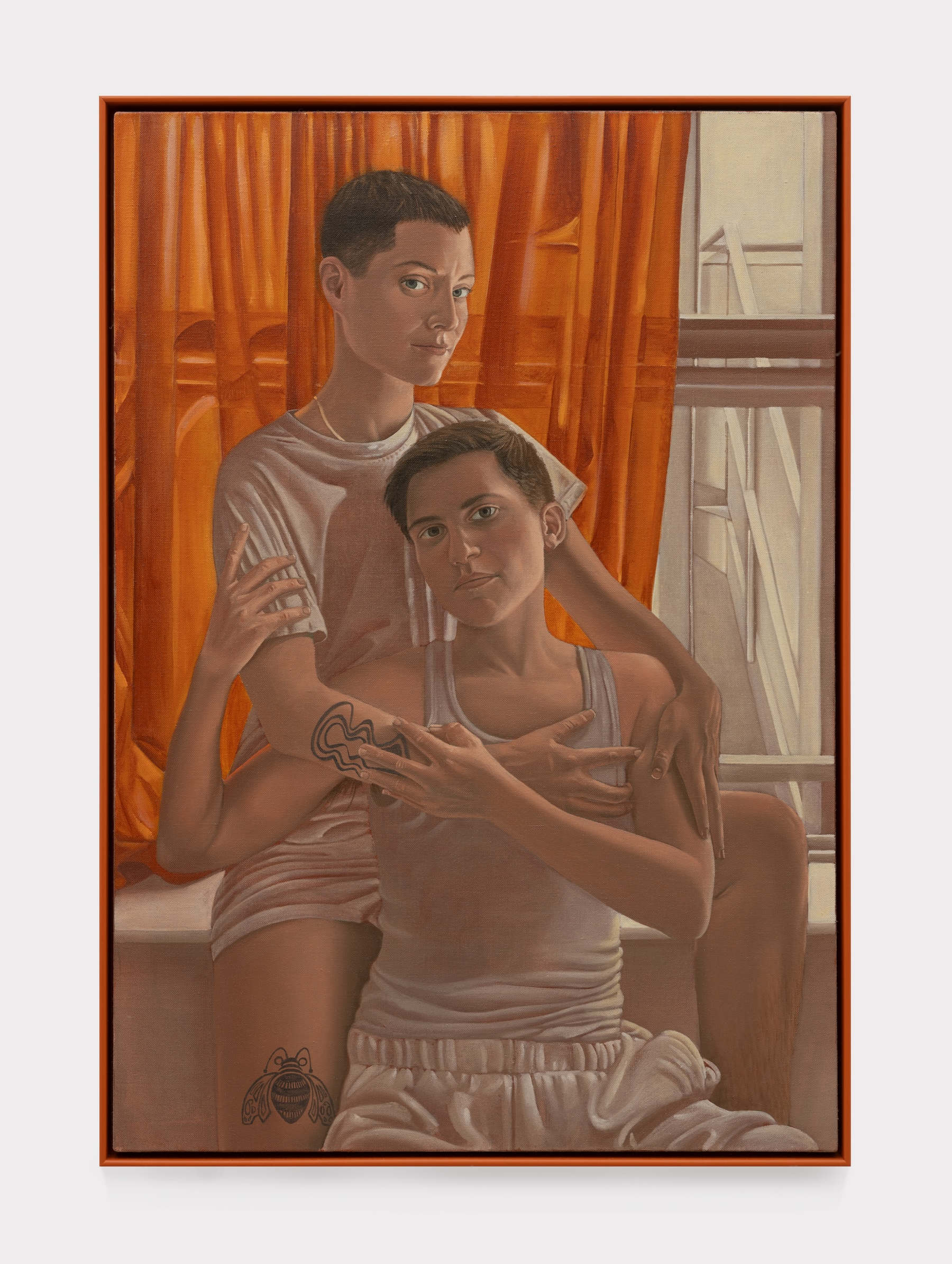 Patrizio Di Massimo, The orange curtain (Gray and Asa) (2024; olio su tela di lino, 134 x 94 cm). Presentato da: Chertl&uuml;dde