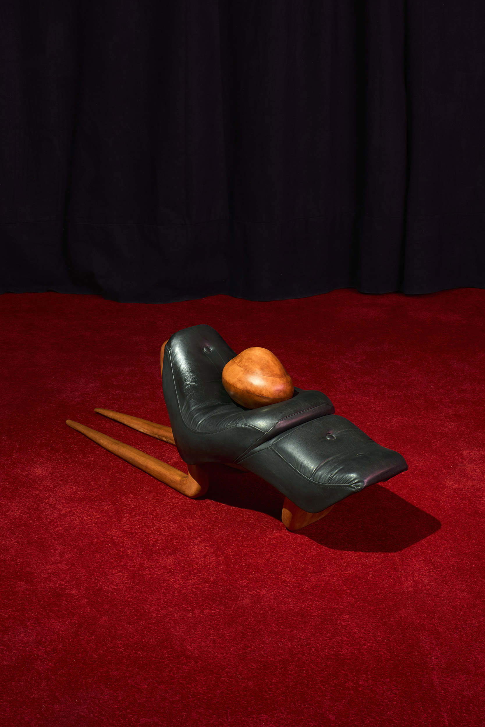 Tereza Kalousov&aacute;, To the bone (2025; legno, cuoio, 40 x 46 x 115 cm). Presentata da: Clauda