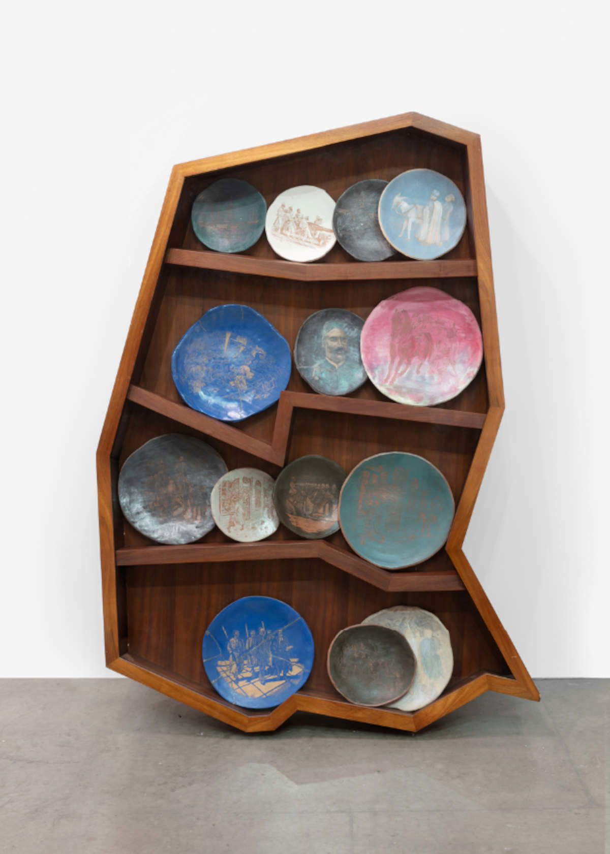 Wael Shawky, Drama 1882: Vitrine, ceramic plates #2 (2024-2026; legno, vetro, piatti di ceramica, 196 x 155 x 22 cm). Presentato da: Lia Rumma