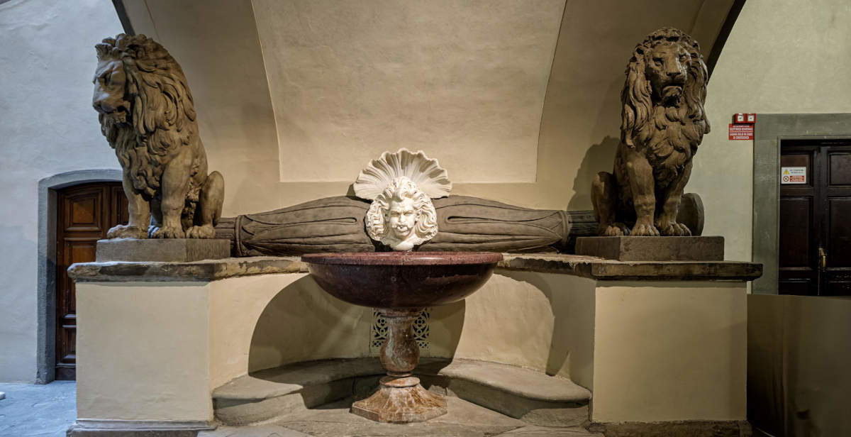 Palazzo Vecchio: se han restaurado las Fuentes de los Leones; los leones son moldes de yeso de la época Palazzo Vecchio: se han restaurado las Fuentes de los Leones; los leones son moldes de yeso de la época