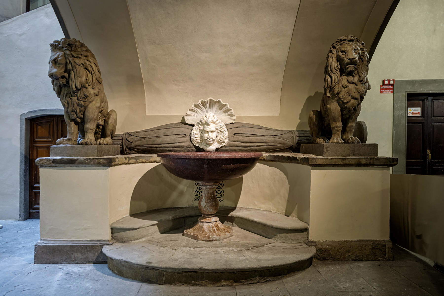 Palazzo Vecchio Cortile della Dogana, Fonte dei Leoni restaurata realizzata in pietra con i leoni in gesso disposti in modo speculare (lato via de&rsquo; Gondi). Foto: Mario Lanini