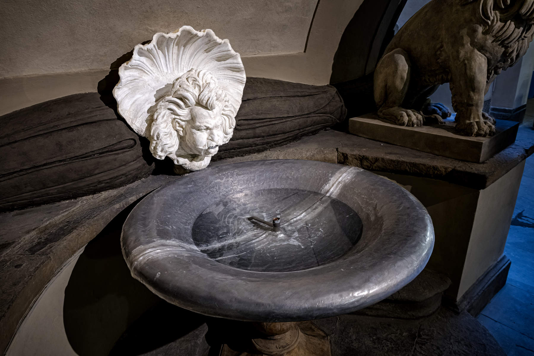 Palazzo Vecchio Cortile della Dogana - Fonte dei Leoni restaurata lato via della Ninna Coppa in gesso accoglie l&rsquo;acqua &ldquo;soffiata&rdquo; dal mascherone in gesso. Foto: Mario Lanini