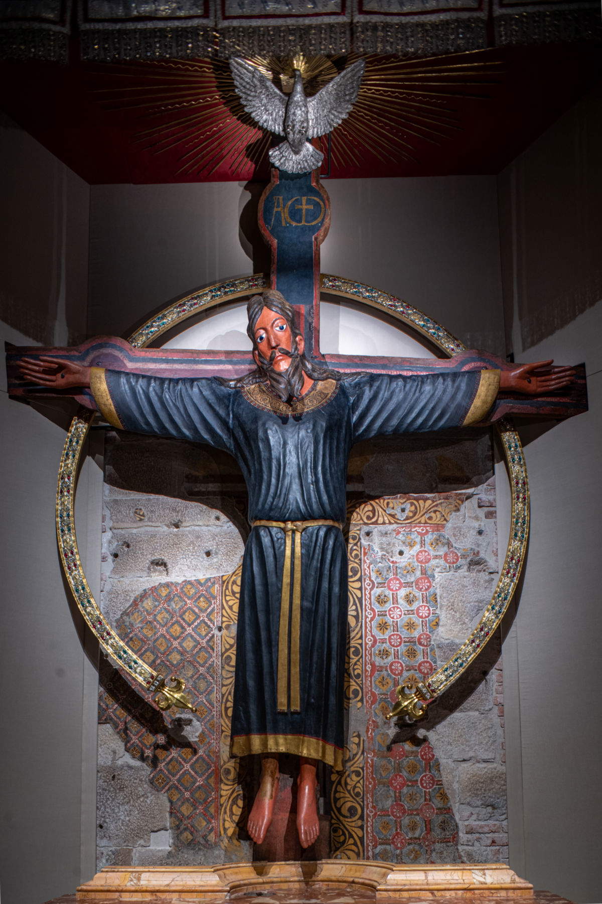 Rostro sagrado tras su restauración en el tempietto, CON UN MURAL A TRASO. Por cortesía de la Fundación de la Catedral de San Martino de Lucca. Foto: Alcide
